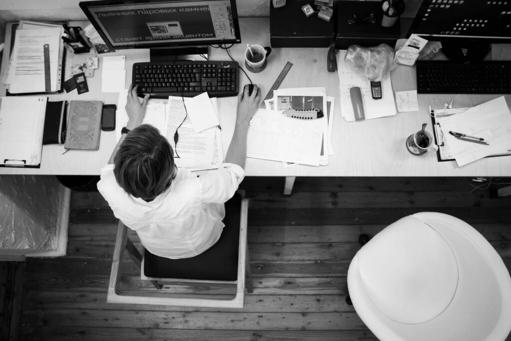 Empleada administrativa en escritorio